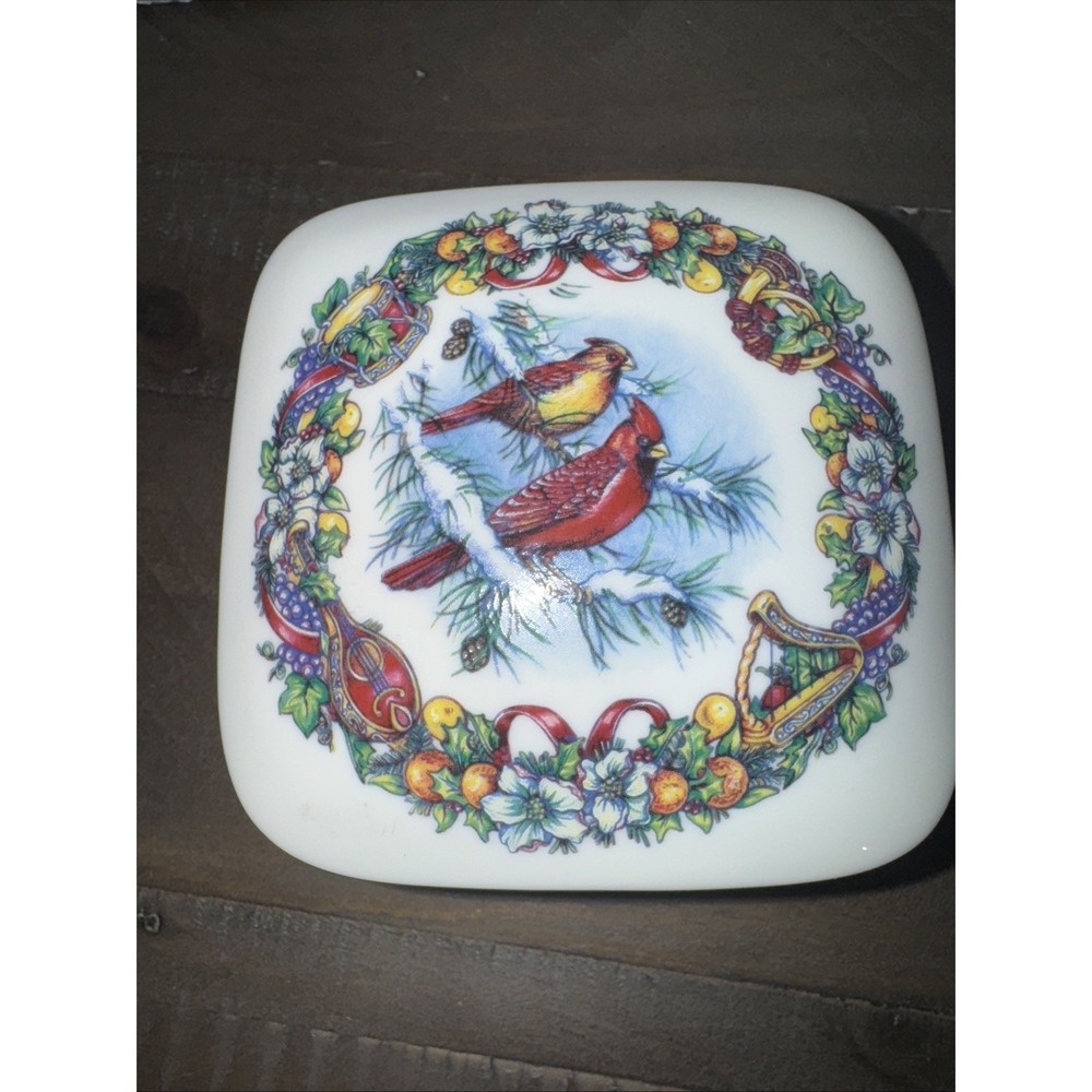 Melodies of Christmas "Joy To The World" Porcelain 1990 Heritage House Music Box